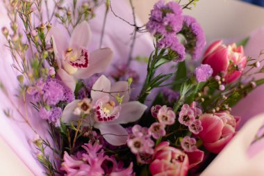 görüntü gri bir arka plan üzerinde onun elinde bir çiçek tutan bir kız