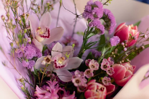 görüntü gri bir arka plan üzerinde onun elinde bir çiçek tutan bir kız