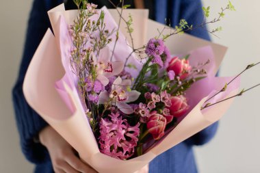 görüntü gri bir arka plan üzerinde onun elinde bir çiçek tutan bir kız