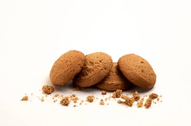 Beyaz arkaplanda yulaf ezmesi kurabiyeleri