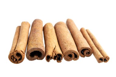 Tarçın çubukları beyaz arkaplanda izole