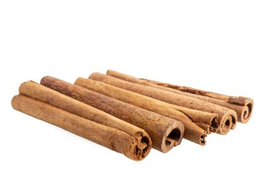 Tarçın çubukları beyaz arkaplanda izole