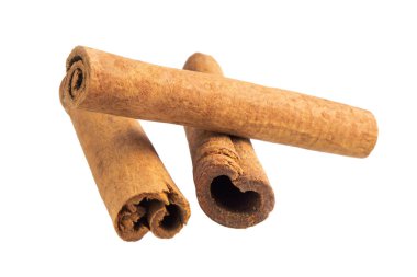 Tarçın çubukları beyaz arkaplanda izole