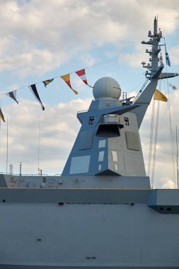 bulutlu bir gökyüzüne karşı bir savaş gemisi yakın çekim kesimler