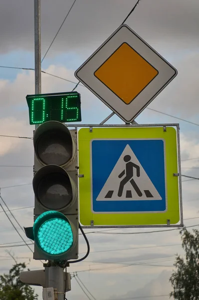 Подписать главную дорогу. знак пешеходного перехода. зеленый светофор с таймером — стоковое фото