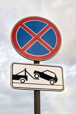 trafik tabelaları durdurulması yasaktır ve arabanın gökyüzüne karşı tahliyesi