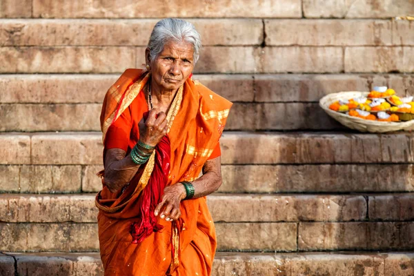 Frau Bei Spirituellen Zeremonien Auf Den Ghats Des Heiligen Flussganges — Stockfoto