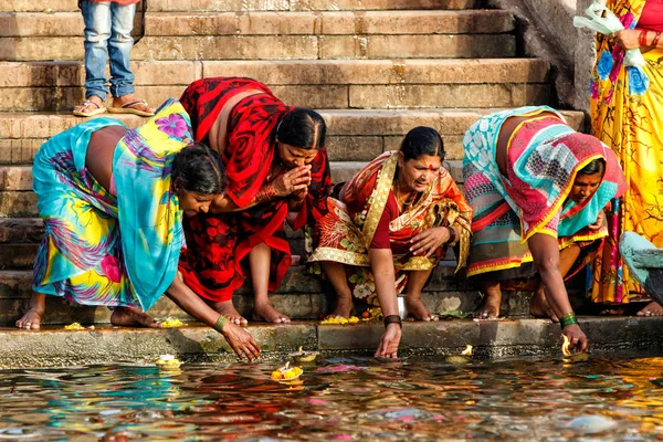 Женщина Проводит Духовные Церемонии Гатах Святой Реки Ганг Варанаси Индии — стоковое фото
