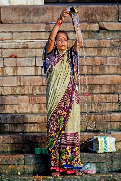Женщина Проводит Духовные Церемонии Гатах Святой Реки Ганг Варанаси Индии — стоковое фото