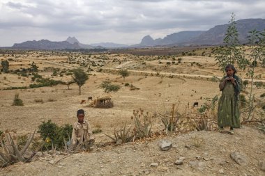 Abi adı, Etiyopya - 14 Aralık 2010: kız ve erkek Abba Yohanni giden yol yanındaki kilise Rock kesme Kilisesi Kuzey Etiyopya Tigray bölgesinde 