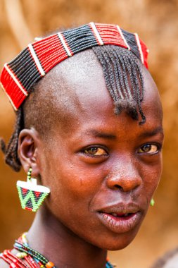 Turmi, Omo Nehri Vadisi, Etiyopya - 25 Aralık 2010: Boğa sırasında köyünün Hamar kadın portresi töreni atlamak. Hamer ilkel bir kabileyi ve kadınlar birçok süslemeleri var..