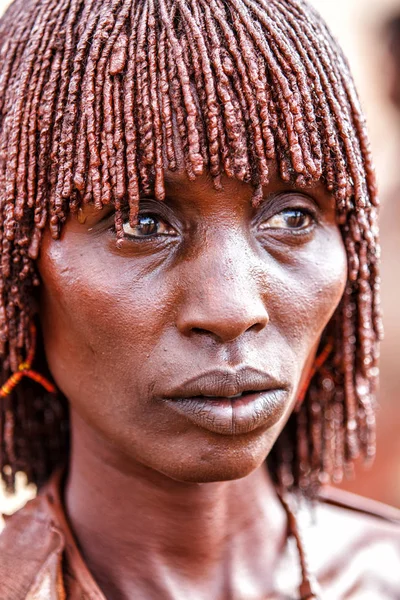Turmi オモ川渓谷 エチオピア 2010 彼女の Vallage のハーマル貴婦人の肖像画 原始的な部族であり 女性は 多くの装飾を持っている — ストック写真