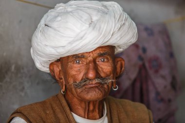 Jojawar, Rajasthan, Hindistan - 29 Şubat 2015: Geleneksel sarıklı bir dükkanda yaşlı adam