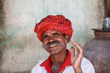 Jojawar, Rajasthan, Hindistan - 29 Şubat 2015: Geleneksel sarıklı bir dükkanda yaşlı adam