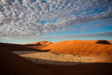 Namibya Namib-Naukluft Milli Parkı'nda bulutlar ile Sossusvlei yakınlarındaki Ölü Vlei sabahın erken saatlerinde