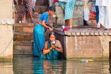 Varanasi, Hindistan-18 Mart 2014: tanımlanamayan Hint insanlar banyo ve Hindistan 'da Varanasi kutsal nehir Ganj Ghats üzerinde ruhsal törenleri yapıyor