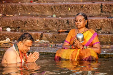 Varanasi, Hindistan-18 Mart 2014: tanımlanamayan Hint insanlar banyo ve Hindistan 'da Varanasi kutsal nehir Ganj Ghats üzerinde ruhsal törenleri yapıyor