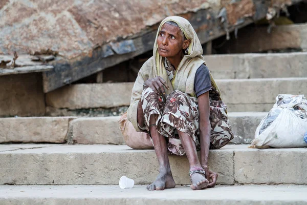 Varanasi, Hindistan 17 Mart 2014: Varanasi kutsal nehir Ganj Ghats ziyaret evsiz yaşlı bir kadının portresi