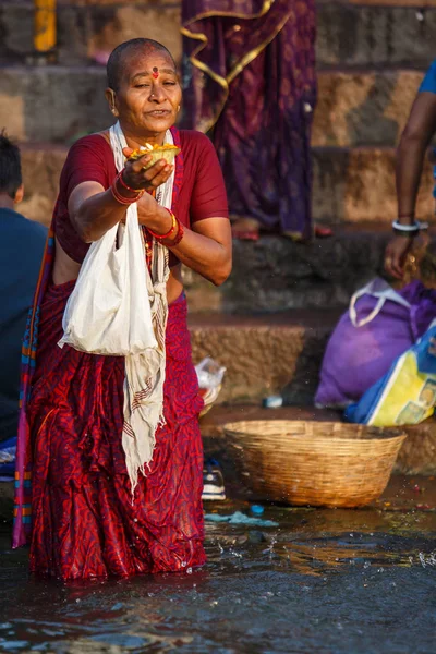 Варанаси Индия Марта 2014 Года Неопознанные Индийцы Купаются Проводят Духовные — стоковое фото