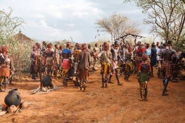Turmi, Omo Nehri Vadisi, Etiyopya - 25 Aralık 2010: Hamar bayanlar boğa sırasında onların köyde tören atlamak. Hamer ilkel bir kabileyi ve kadınlar birçok süslemeleri var..