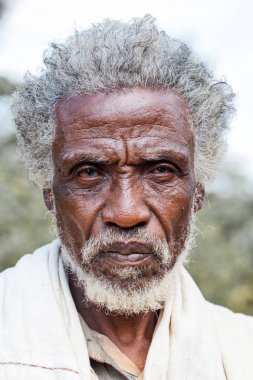 Yabelo, Etiyopya - 28 Aralık 2010: Etiyopya'nın güneyinde uzak bir köyde Gucci kabilesinin kimliği belirsiz yaşlı bir adamın portresi.