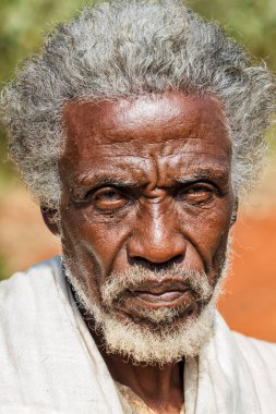 Yabelo, Etiyopya - 28 Aralık 2010: Etiyopya'nın güneyinde uzak bir köyde Gucci kabilesinin kimliği belirsiz yaşlı bir adamın portresi.