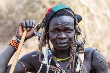 Mursi Village, Omo Valley, Etiyopya - 22 Aralık 2010 : Afrika kabilesi Mursi'den adam bir portre için poz veriyor, Mago Milli Parkı