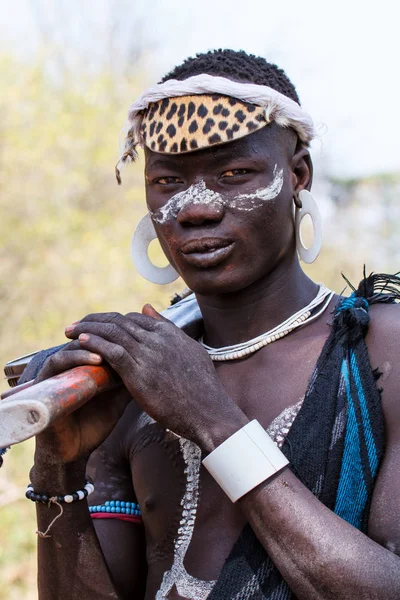 穆尔西村 奥莫谷 埃塞俄比亚 2010年12月22日 来自非洲部落穆尔西的男子与卡拉斯尼科夫合影 马戈国家公园 — 图库照片