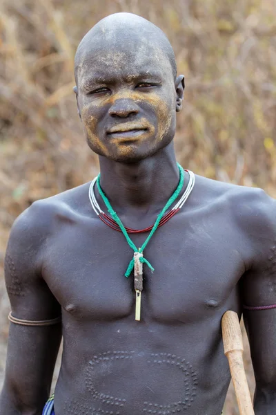 穆尔西村 奥莫谷 埃塞俄比亚 2010年12月22日 来自非洲部落穆尔西的男子为肖像摆姿势 马戈国家公园 — 图库照片
