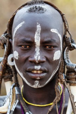 Mursi Village, Omo Valley, Etiyopya - 22 Aralık 2010 : Afrika kabilesi Mursi'den adam bir portre için poz veriyor, Mago Milli Parkı