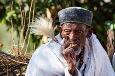 Lalibela, Etiyopya Aralık 16, 2010: Lalibela eski kaya kiliselerinden biri dışında Hacı