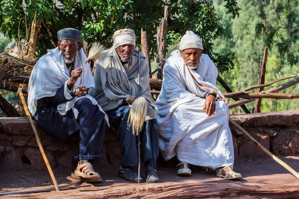 Lalibela Etiopía Diciembre 2010 Peregrino Fuera Una Las Antiguas Iglesias —  Fotos de Stock