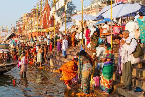 Varanasi Indie Března2014 Ukázat Barevné Tradiční Oblečení Hinduistický Náboženský Rituál — Stock fotografie