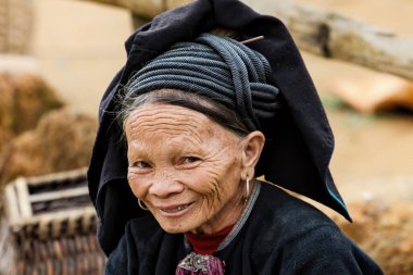 Tam Duong, Kuzey Vietnam - Tam Duong yakınlarındaki dağlarda Kara Dzao dağ kabilesinden bir kadının portresi.