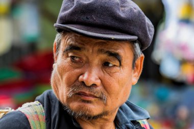 Tam Duong, Kuzey Vietnam - Kızıl Hmong dağ kabilesinden bir adamın portresi 