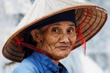 Tam Duong, Kuzey Vietnam: Kızıl Hmong dağ kabilesinden bir kadının portresi 