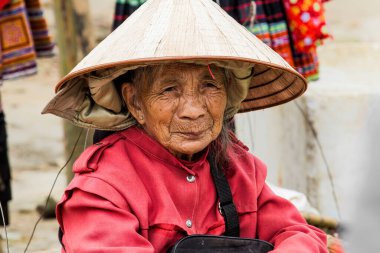 Tam Duong, Kuzey Vietnam: Kızıl Hmong dağ kabilesinden bir kadının portresi 