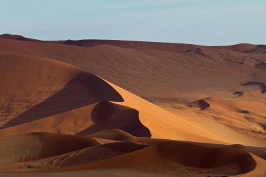 Namibya 'daki Namib-Naukluft Ulusal Parkı' ndaki Sossusvlei bölgesinin kırmızı kumulları.
