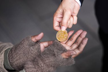 işadamı ver, bağış, evsiz adama iş bölgesinin merkezinde onun altın bitcoin