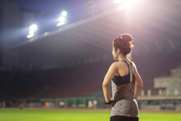 Joven Atleta Femenina Estirándose Sobre Hierba Estadio Fútbol Antes Del — Foto de Stock