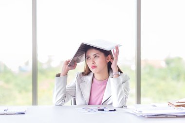 grafik ve iş belge bir sürü iş ve dizüstü bilgisayar, tablet ve office gibi işyerinde çalışma tablosu bilgisayarda çalışma çılgın ve tembel iş kadını sıkılmış