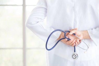 Doktor tutun stetoskop için ele teknolojisindeki hastalığı tedavi için hasta için teşhis ve iyi sağlık kopya alanınız hastane veya klinik arka plan