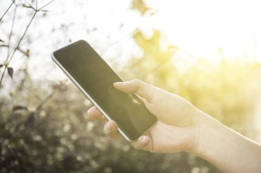 Çiçek Bahçesi rahat zamanında ile akıllı telefon kısa mesaj yazarak kadın