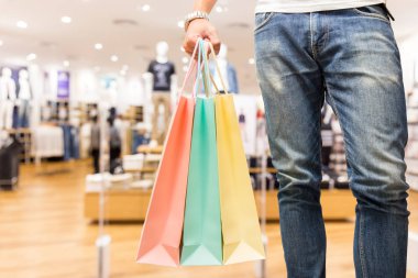 Akıllı adam tutun renkli alışveriş kağıt torba elinde bez moda yaz festivali Satılık, alışveriş yaşam tarzı ve bez veya moda kavramı bu mağazada mağazasında alışveriş sonra