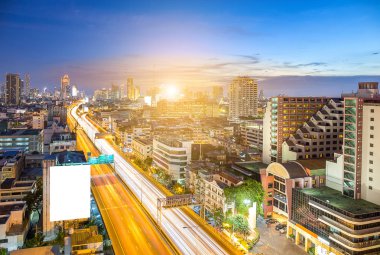 Otoyol ve beyaz panoda iş bölge veya şehir Bangkok Tayland zamanla twilight, gün batımı ile skyling