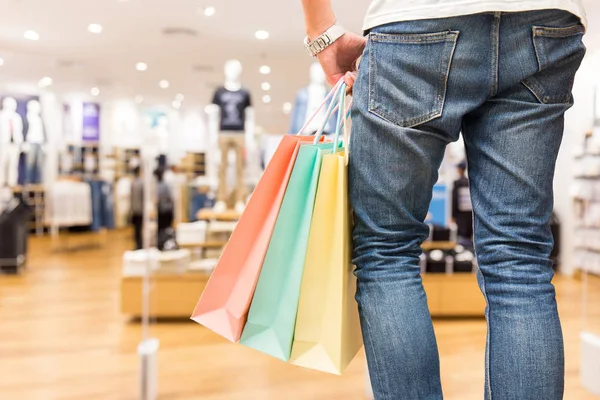 Akıllı adam tutun renkli alışveriş kağıt torba elinde bez moda yaz festivali Satılık, alışveriş yaşam tarzı ve bez veya moda kavramı bu mağazada mağazasında alışveriş sonra