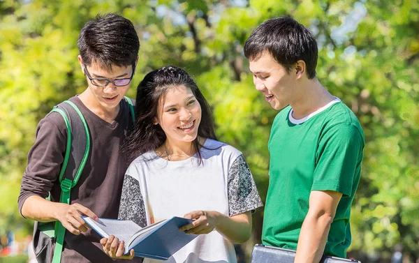 Grup öğrenci çalışma ile mutlu yüz Park Bangkok Tayland, Asya