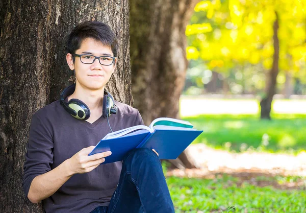Intelligenter Student Liest Lehrbuch Und Entspannen Sie Sich Mit Musik — Stockfoto