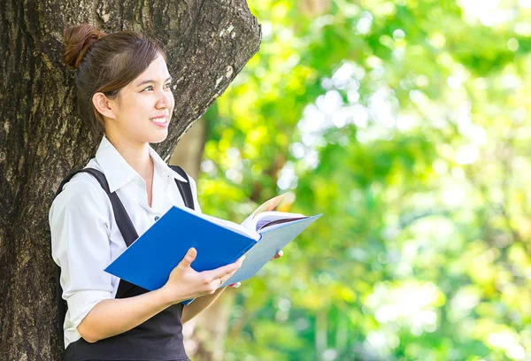 Studentin Liest Schulbuch Mit Entspanntem Lächeln Unter Dem Baum Park — Stockfoto