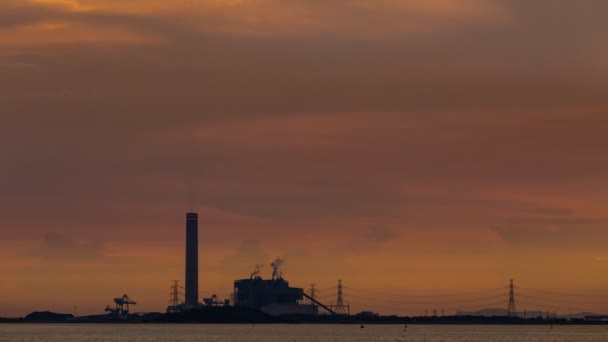 Gün Gece Timelapse Santral Endüstriyel Okyanusu Yakınlarındaki Için Elektrik Üretmek — Stok video